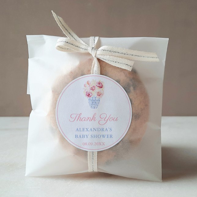 Elegante Feminine Pink Blue Brautparty Gefallen Runder Aufkleber (Pretty Pink Roses In Pale Blue And White Ginger Jar Thank You Baby Shower Favor Sticker Design)
