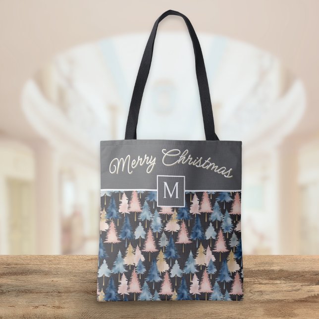 Elegante festliche Bäume Frohe Weihnachten Mit Mon (A festive tote with 'Merry Christmas', monogram, and pine trees pattern in a modern watercolor style)