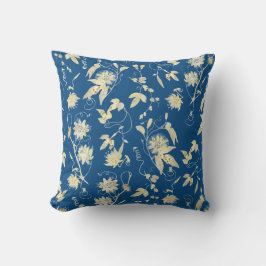 Elegante Floral auf Classic Blue Kissen