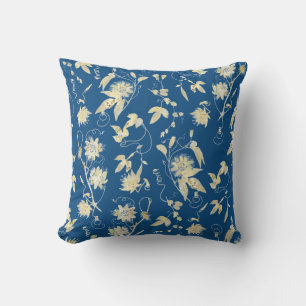 Elegante Floral auf Classic Blue Kissen