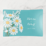 Elegante Floral White Daisies Wedding Aquamarin Dekoschale<br><div class="desc">Die Einfachheit eines Bouquets weißer Gänseblümchen,  unterstützt durch den Schriftart der weißen Schrift,  schafft ein elegantes und dennoch minimalistisches Hochzeitsdesign. Der Text ist vollständig editierbar.</div>