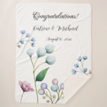 Elegante florale Hochzeit Soft Botanical Romance Sherpadecke<br><div class="desc">Dieses elegante Design besticht durch eine anmutige Anordnung von handbemalten Blumenelementen in sanften Pastelltönen. Das Design zeigt zarte weiße Knospen, sanfte blaue Blüten und eine pulsierende magnolische Blume, alles Set vor einem weichen grauen Hintergrund. Die minimalistischen Blumenakzente verleihen dem Ganzen ein Gefühl zeitloser Schönheit und Romantik, perfekt für Paare, die...</div>