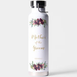 Elegante florale Mutter der Groom Water Flasche<br><div class="desc">Sie suchen ein lustiges, trendiges und dennoch elegantes Geschenk für die Mutter der Braut oder Mutter des Bräutigams? Diese wunderschöne Blumenflasche ist ein praktisches Geschenk, das sie auch nach Ihrem Hochzeitstag benutzen können! Florale in dunkelroter Bordeaux und Rosa mit Grün. Alle Texte, einschließlich Titel und Namen, können geändert werden. Sie...</div>