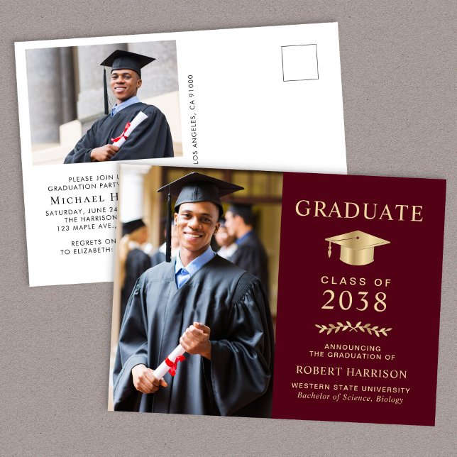Elegante Foto Burgundy Gold Graduation Party Einladungspostkarte (An elegant college graduation party invitation postcard to celebrate the graduate's achievements)