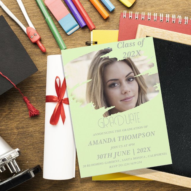 Elegante Foto-Graduationspartei 2025 Einladung (Green Photo Class of 2026 Graduation Party Invitation – Personalized Modern Graduate Celebration )