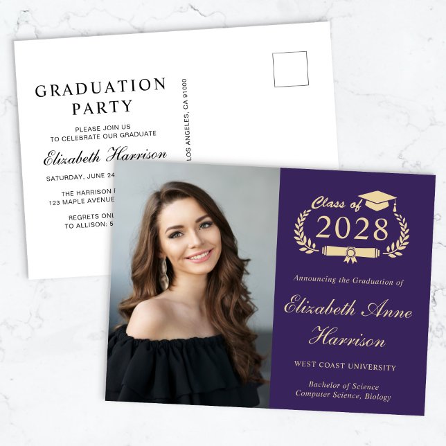 Elegante Foto Lila Graduation Party Einladungspostkarte (An elegant college graduation party invitation to celebrate the graduate's achievements)