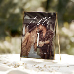 Elegante Foto Tischnummer Card<br><div class="desc">Begleiten Sie Ihre Gäste stilvoll mit unserer Elegant Foto Tischnummer Card, einer einzigartigen Touch für Ihren Hochzeitsempfang. Die minimalistische Gestaltung mit moderner Kalligraphie verbindet Tischnummern mit einem gepflegten Foto und fügt jedem Tisch ein persönliches und stilvolles Element hinzu. Es ist eine wunderbar einfache und doch einzigartige Möglichkeit, Eleganz und Persönlichkeit...</div>