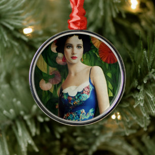 Elegante Frau im Art Deco Stil mit großen Blumen K Ornament Aus Metall