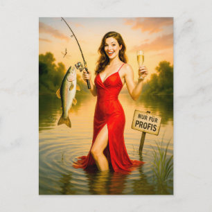 Elegante Frau im roten Kleid hält großen Fisch Feiertagspostkarte