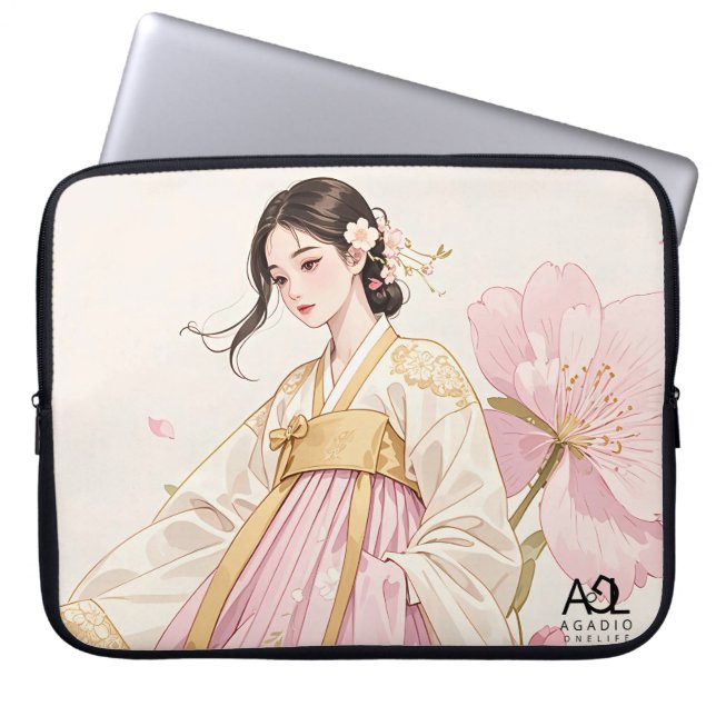 Elegante Frau in Golden Hanbok mit Cherry Blossom Laptopschutzhülle (Vorderseite)