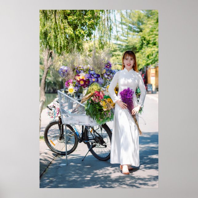 Elegante Frau mit Fahrrad und Blume in der Natur Poster (Vorne)