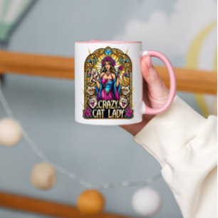 Elegante Frauen, die Kätzchen mit Katzen in der Um Tasse