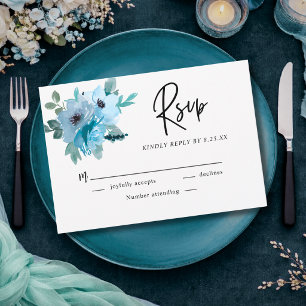 Elegante Frühlings- staubblaue weiße Blumenhochzei RSVP Karte