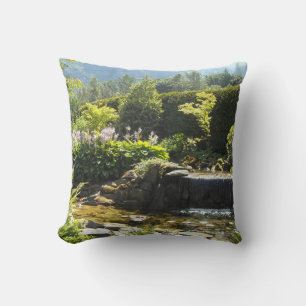 Elegante Gartenszene mit kleinem Wasserfall Kissen