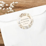 Elegante Gastgeschenk Hochzeit der Erthy Floral Cr Runder Aufkleber<br><div class="desc">Dieses hübsche Lieblingstickerdesign zeichnet sich durch schöne neutrale Farbfloralen mit Ihren Namen und Hochzeitstermin aus. Dieses zeitlose Design ist eine ausgezeichnete Wahl für viele Arten von Veranstaltungen,  von klassisch bis boho. Individuell gestaltete Vorzugsetiketten ergänzen Ihren Hochzeitsempfang oder Ihr Brautparty ...  und fügen diese besondere Touch hinzu!</div>