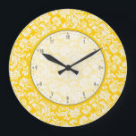 Elegante gelbe u. weiße Vintage Blumendamaste 4 Große Wanduhr<br><div class="desc">Elegantes gelbes und weißes Vintages Blumenspitzedamastmuster. Touch des Graus.</div>