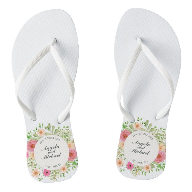 Elegante gerade verheiratete Hochzeit drehen Flip Flops (Fußbett)