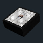 Elegante Geschenkboxen zum 60. Hochzeitstag Foto<br><div class="desc">Ein Digitalbcon-Bilddesign mit glänzenden Diamant- und Silberfarben-Themen mit einer Vielzahl von Sonderbildern, Formen, Mustern, Stilen und Schriftart in dieser einzigartigen Geschenkboxen zum "Diamond Wedding Anniversary"-Foto. Dieses farbenprächtige und elegante Design ist mit individuell anpassbaren Foto-Einfügemitteln und Textschreibungen zum Anzug Ihres eigenen besonderen Anlasses und ist sicher, das perfekte Geschenk für das...</div>