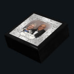 Elegante Geschenkboxen zum 60. Hochzeitstag Foto<br><div class="desc">Ein Digitalbcon-Bilddesign mit platinsilberfarbenem Design und geblüht Design-Design mit einer Vielzahl von individuellen Bildern, Formen, Mustern, Stilen und Schriftart in dieser einzigartigen Foto-Geschenkboxen "Elegant Diamond Wedding Anniversary". Dieses farbenprächtige und elegante Design ist mit individuell anpassbaren Foto-Einfügemitteln und Textschreibungen zum Anzug Ihres eigenen besonderen Anlasses und ist sicher, das perfekte Geschenk...</div>
