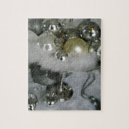 Elegante Glasbälle auf einem silbernen Sockel Puzzle