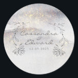 Elegante Gold berichtet Silver Gray Wedding Runder Aufkleber<br><div class="desc">Das elegante Design besticht durch eine goldberührte,  glattere und silberfarbene Aquarellwand. Ideal für Ihre Hochzeitsfeier im Winter und/oder Urlaub. Personalisieren Sie einfach Ihre gewünschten Informationen. Karo mit unseren Produkten unter: www.zazzle.com/designcurvestudios</div>