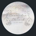 Elegante Gold berichtet Silver Gray Wedding Runder Aufkleber<br><div class="desc">Das elegante Design besticht durch eine goldberührte,  glattere und silberfarbene Aquarellwand. Ideal für Ihre Hochzeitsfeier im Winter und/oder Urlaub. Personalisieren Sie einfach Ihre gewünschten Informationen. Karo mit unseren Produkten unter: www.zazzle.com/designcurvestudios</div>