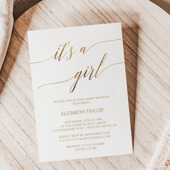 Elegante Gold Calligraphie Es ist eine Girl Baby D Einladung (Von Creator hochgeladen)