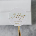 Elegante Gold Calligraphy Wedding Umschlag Aufkleb Runder Aufkleber<br><div class="desc">Diese eleganten Umschlag Aufkleber mit Goldkalligrafie sind perfekt für eine Hochzeit. Das neutrale Design zeichnet sich durch einen minimalistischen Aufkleber aus, der mit romantischen und skurrilen Imitaten mit Goldfolien-Typografie dekoriert ist. Personalisieren Sie das Etikett mit den Namen der Braut und des Bräutigams. Bitte beachten Sie: Dieses Design enthält keine echte...</div>