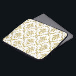 Elegante Gold Damaskus über weißem Hintergrund Laptopschutzhülle<br><div class="desc">Elegantes Design mit Goldfolie sehen florale Damasken über weißem Hintergrund aus,  die man ändern kann.</div>