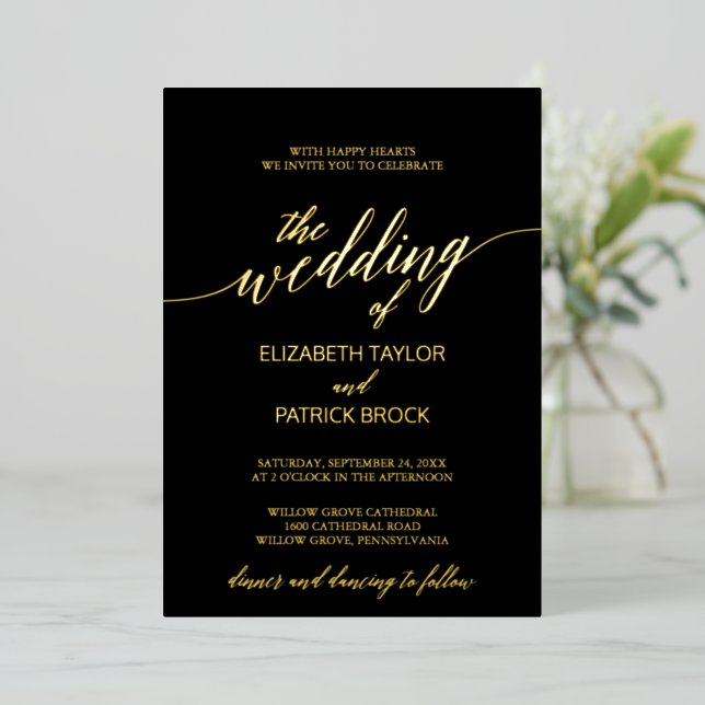 Elegante Gold Foil Calligrafy | Schwarze Hochzeit Folieneinladung (Stehend vorne)