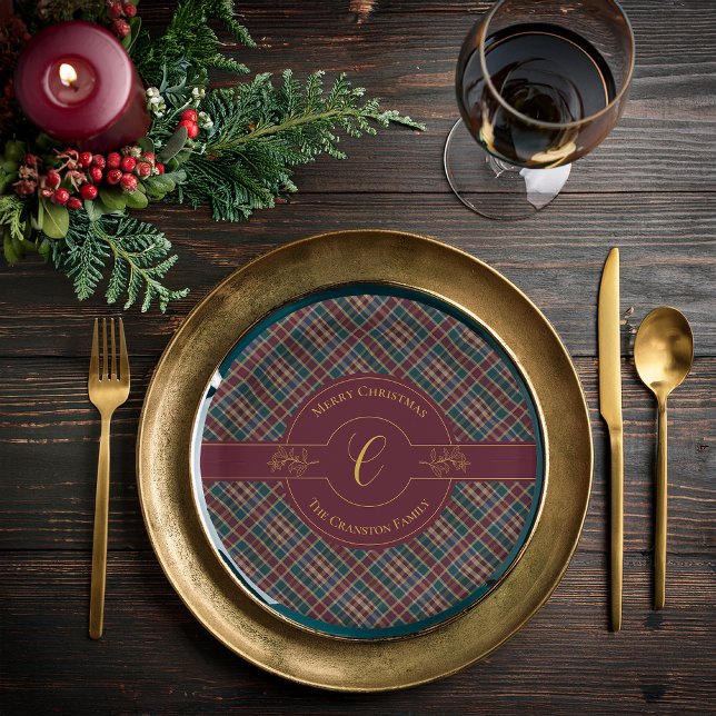 Elegante Gold Monogram Karierter Weihnachtsfeierta Pappteller (Elegant Gold Monogram Holly and Berries and Rich Dark Plaid Christmas Holiday Paper Plates)