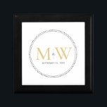 Elegante Gold Monogram Wedding Geschenkboxen<br><div class="desc">Elegantes Gold Monogramm mit schwarzem Milgrain. Die gepunktete Grenze erinnert an Milchkorn,  eine Schmuckdetailtechnik,  die häufig für Verlobung und Hochzeitsringe eingesetzt wird. Die Milkorngrenze verleiht dieser mit Monogramm Sake-Geschenkboxen einen modernen und eleganten Stil.</div>