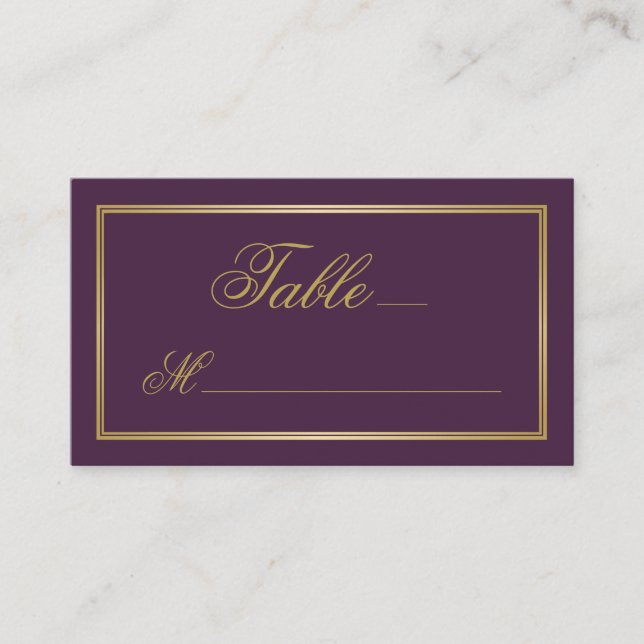 Elegante Gold Script Calligraphie auf Plum Wedding Platzkarte (Vorderseite)