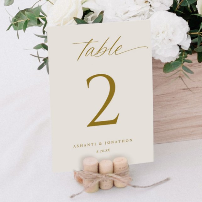 Elegante Gold Script-Hochzeiten-Tischnummern Einladung (Elegant Gold Wedding Table Numbers - Soft Romantic Gold and Ivory)