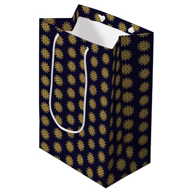 Elegante Gold Snowflake Holiday Gift Bag Mittlere Geschenktüte (Vorderseite Schrägansicht)