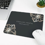 Elegante Gold Tropical Hibiskus Blume Mousepad<br><div class="desc">Das schicke,  personalisierte Mousepad der Insel für Ihr Business oder Zuhause-Büro verfügt über zwei Textzeilen in klassischer Weißschrift,  auf einem weichen schwarzen Hintergrund mit zwei Blume-Illustrationen in tropischen Hibisken in Imitaten goldfarbene Folie für einen Beachglam-Look.</div>