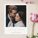 Elegante Gold Typografy Foto Hochzeit Vielen Dank Postkarte<br><div class="desc">Dieses schlichte Foto-Hochzeitsgeschenk dank Postkartenvorlage zeichnet sich durch ein elegantes, minimalistisches, modernes Design aus. Die Vorderseite zeigt Ihre Vornamen unter Ihrem bevorzugten Foto und eine "LIEBE und DANKS"-Nachricht vermittelt mit einer auffälligen Mischung von zwei verschiedenen Schriftart, mit "und" in einem leichten, fließenden Drehbuch zwischen der Erholung der anderen beiden Wörter,...</div>