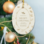 Elegante Gold Winter Blätter MIstletoe Keramik Ornament<br><div class="desc">Eleganter goldener Winter Blätter mit einer personalisierten Botschaft und Familienname auf Elfenbeinhintergrund. Für eine benutzerdefinierte Meldung ist genügend Platz vorhanden.</div>