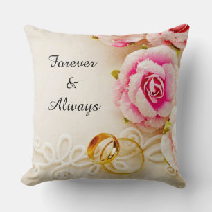 Elegante goldene Eheringe mit Rosen Romantisch Kissen