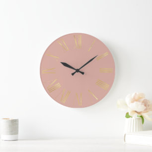 Elegante goldene römische Ziffern auf staubigem ro Große Wanduhr