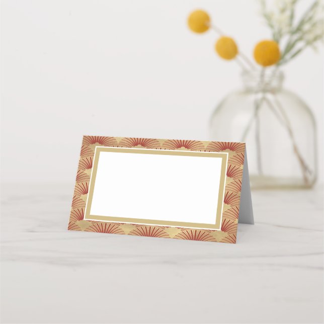 Elegante Goldfarbene Art Deco Roter Fan Hochzeit Platzkarte (Vorderseite)