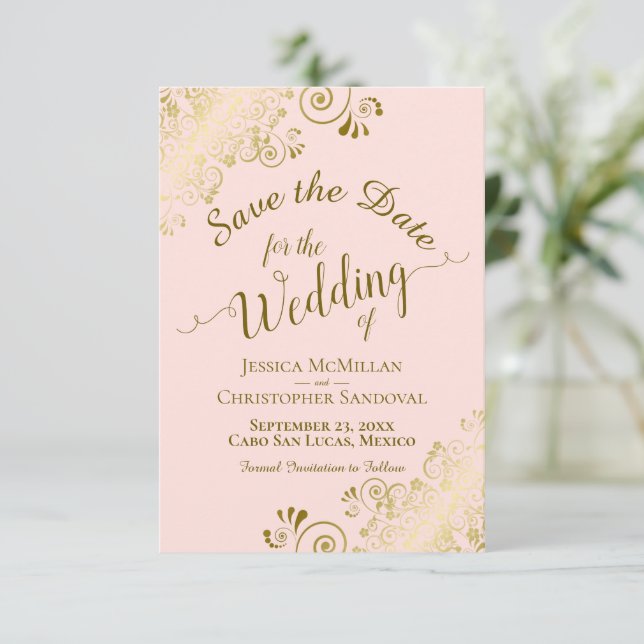 Elegante Goldkalligraphie auf Blush Pink Hochzeit Save The Date (Stehend Vorderseite)