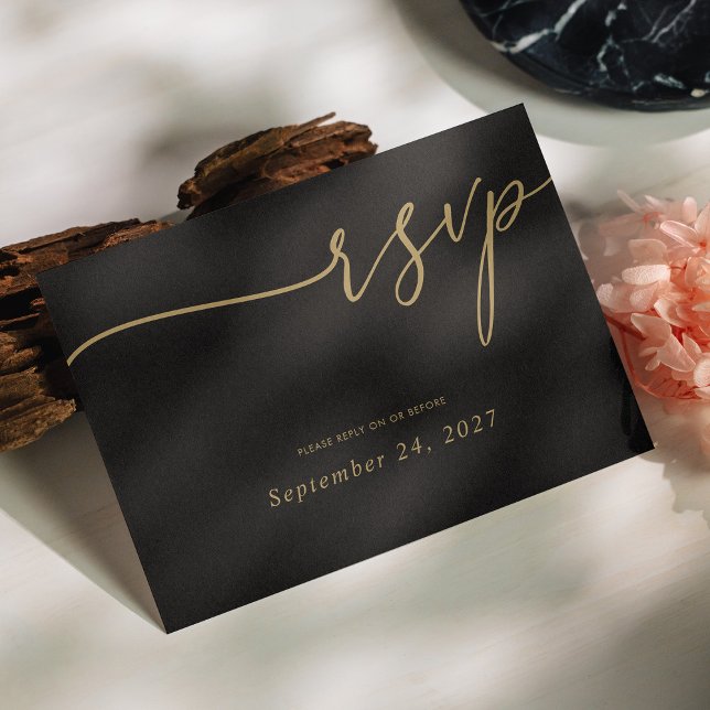 Elegante Goldkalligraphie auf der Schwarzen Hochze RSVP Karte (Elegant Gold Calligraphy on Black Wedding RSVP Card Customizable)