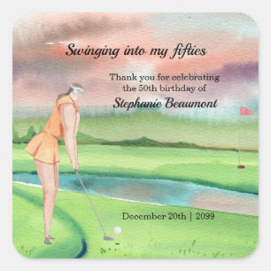 Elegante Golferin beim Schwung zum 50. Geburtstag Quadratischer Aufkleber