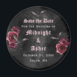 Elegante gotische Rose Speichern des Datumsmagnete Magnet<br><div class="desc">Dunkel und launenhaft Speichern Sie den Date Magneten mit dunklen rote Rosen,  Fledermäusen und Spinnennetzen. Hat einen rauchigen schwarzen Aquarell-Hintergrund. Blakkletter Typografie trägt zum gotischen Gefühl der Ankündigung bei. Schauen Sie sich auch unsere Koordinierungsaufgaben an.</div>