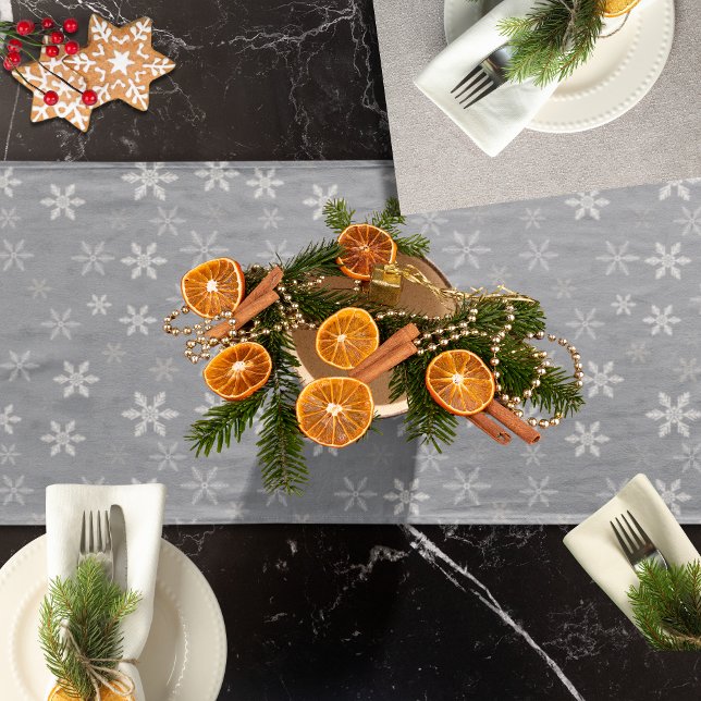 Elegante Graue und weiße Schneeflocken Urlaub Kurzer Tischläufer (Elegant Grey and White Snowflakes Holidays Short Table Runner)