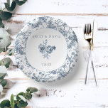 Elegante Gravur Pappteller<br><div class="desc">Elegantes und verziertes Vintag-weiß-blauer Toile-de-jouy-Hintergrund-Muster mit exotischen Blume,  Weinreben und Blättern verwoben mit Garland und Körben von Rose mit rundem Element,  Blumenstrauß und Textfeldern. In Kollektionen finden Sie passende Produkte im Shop von GrafixMom.</div>