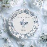 Elegante Gravur Pappteller<br><div class="desc">Elegantes und verziertes Vintag-weiß-blauer Toile-de-jouy-Hintergrund-Muster mit exotischen Blume,  Weinreben und Blättern,  verwoben mit Garland und Körben von Rose mit rundem Blanko-Element,  Blumenstrauß und Textfeldern. In Kollektionen finden Sie passende Produkte im Shop von GrafixMom.</div>