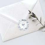 Elegante Gravur Runder Aufkleber<br><div class="desc">Elegantes und verziertes Vintag-weiß-blauer Toile-de-jouy-Hintergrund-Muster mit exotischen Blume,  Weinreben und Blättern,  verwoben mit Garland und Körben von Rose mit rundem Blanko-Element,  Blumenstrauß und Textfeldern. In Kollektionen finden Sie passende Produkte im Shop von GrafixMom.</div>
