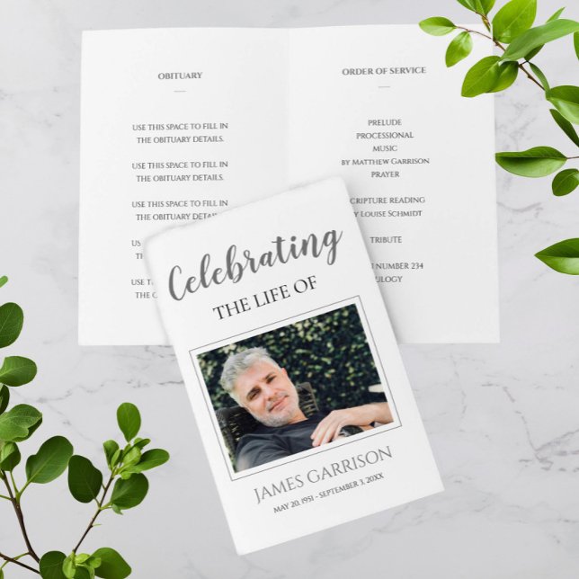 Elegante Gray Celebration of Life Memorial Program Flyer (Von Creator hochgeladen)